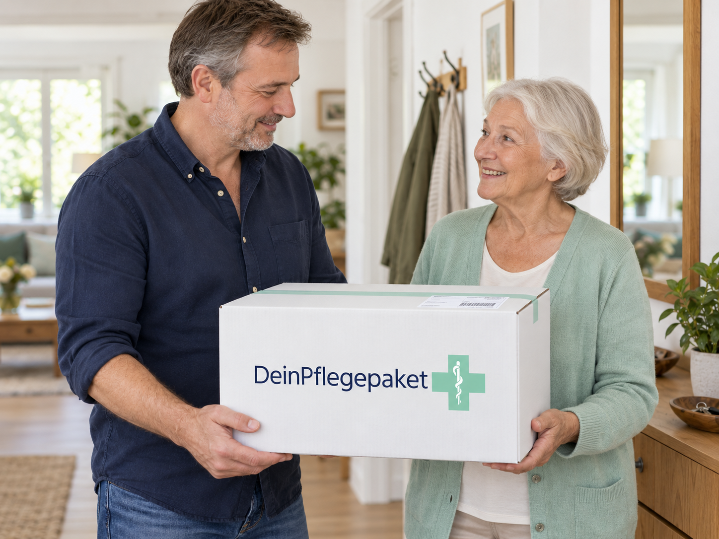 Eine ältere Frau empfängt ein weißes Pflegepaket mit dem DeinPflegepaket-Logo.